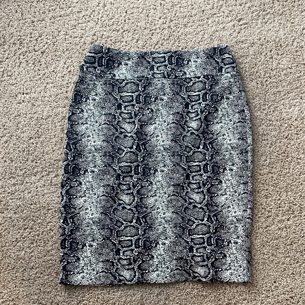 Soho Apparel Black and Gray Snake Print Pencil Skirt Size Small
